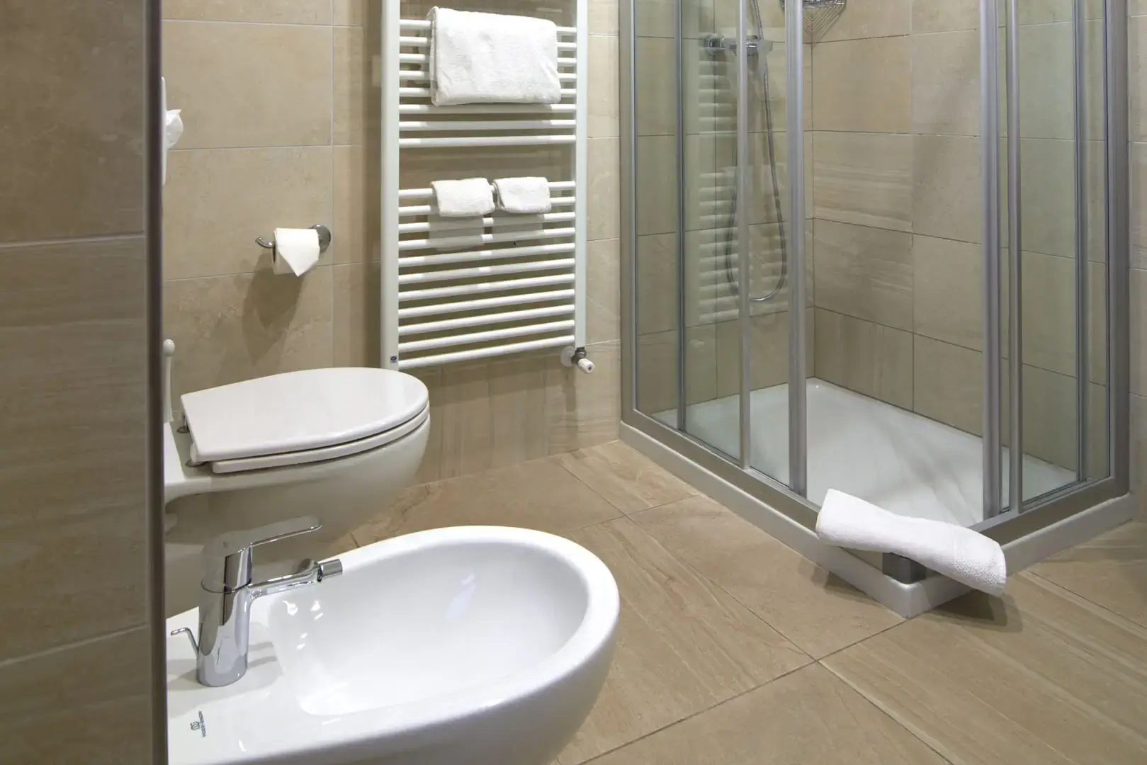 Bagno moderno con doccia e sanitari.