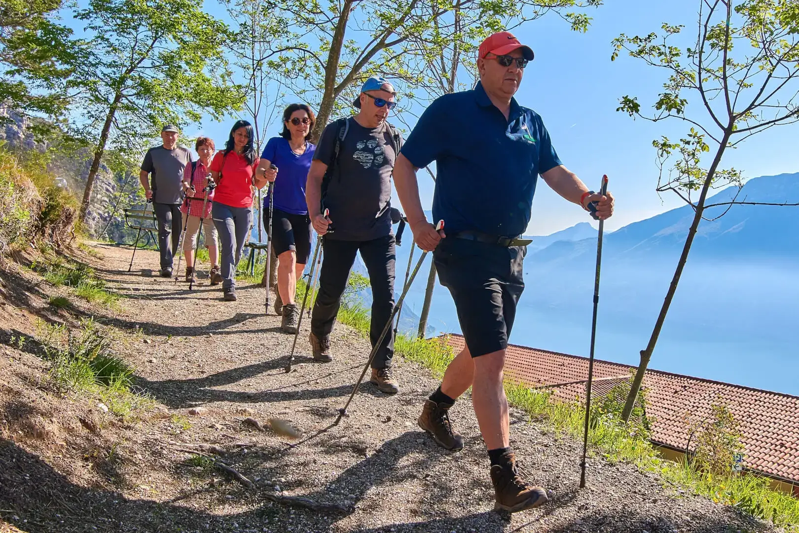 Gruppo di persone che fa trekking in montagna.