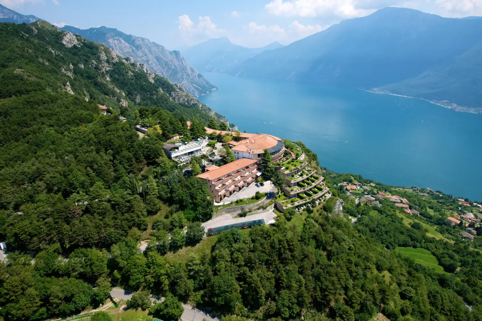 Vista aerea di paesaggio lago montagna.