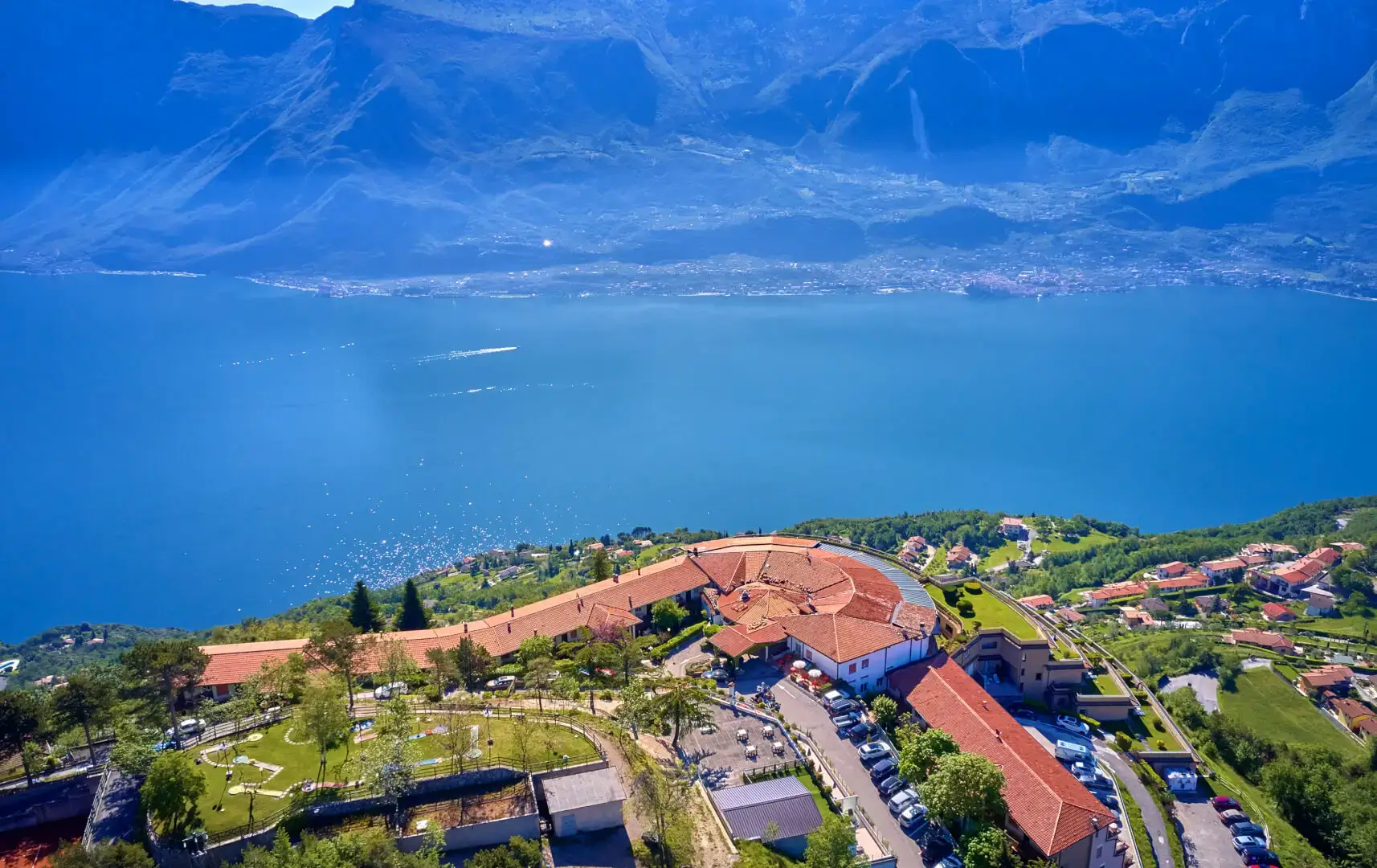 Vista aerea paesino lago montagne cielo sereno.