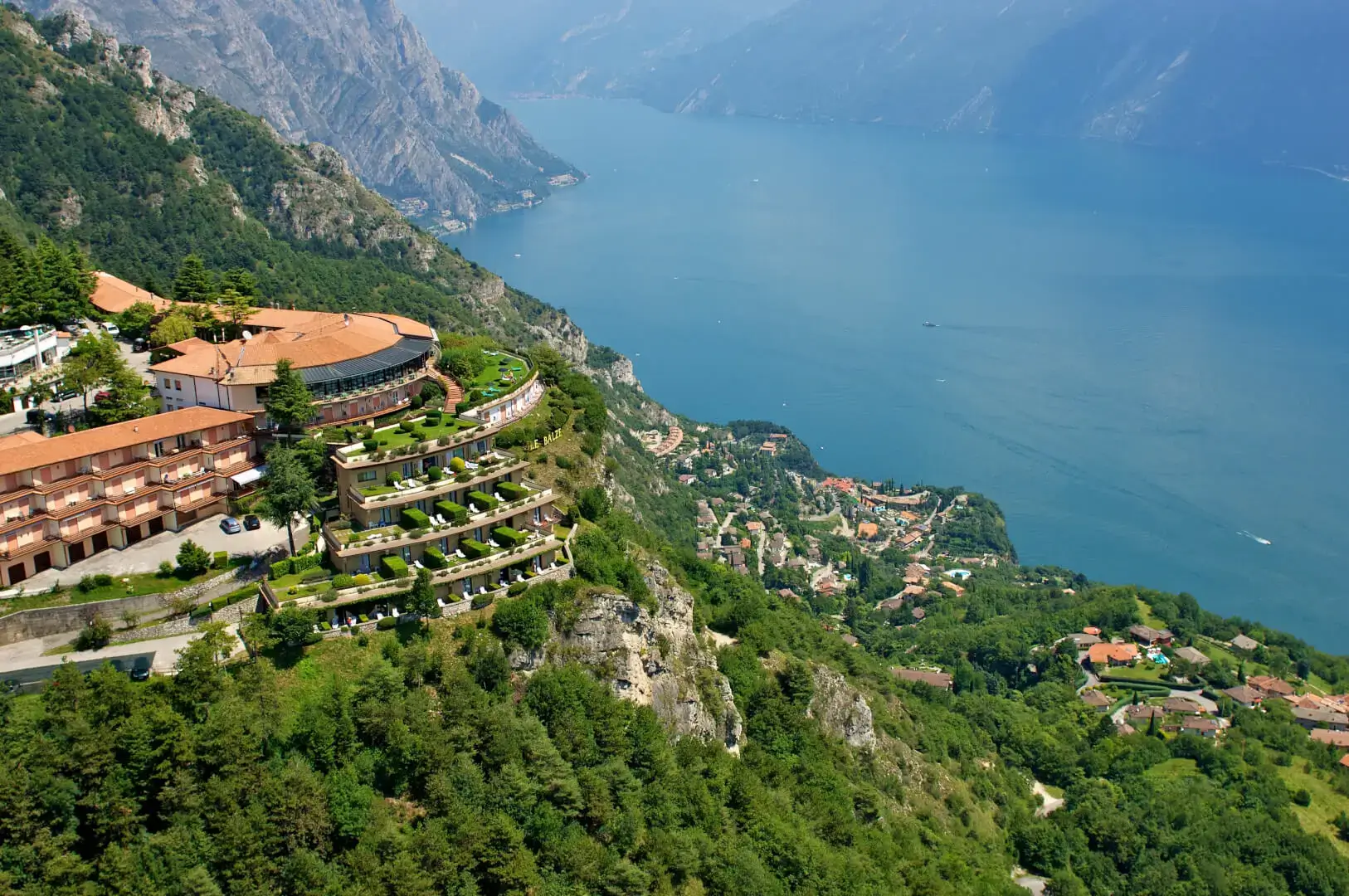 Vista aerea Lago di Garda, Italia, edifici terrazzati.
