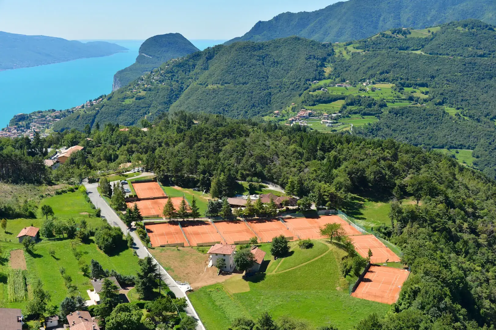 Vista aerea paesaggio montano con lago in Italia.