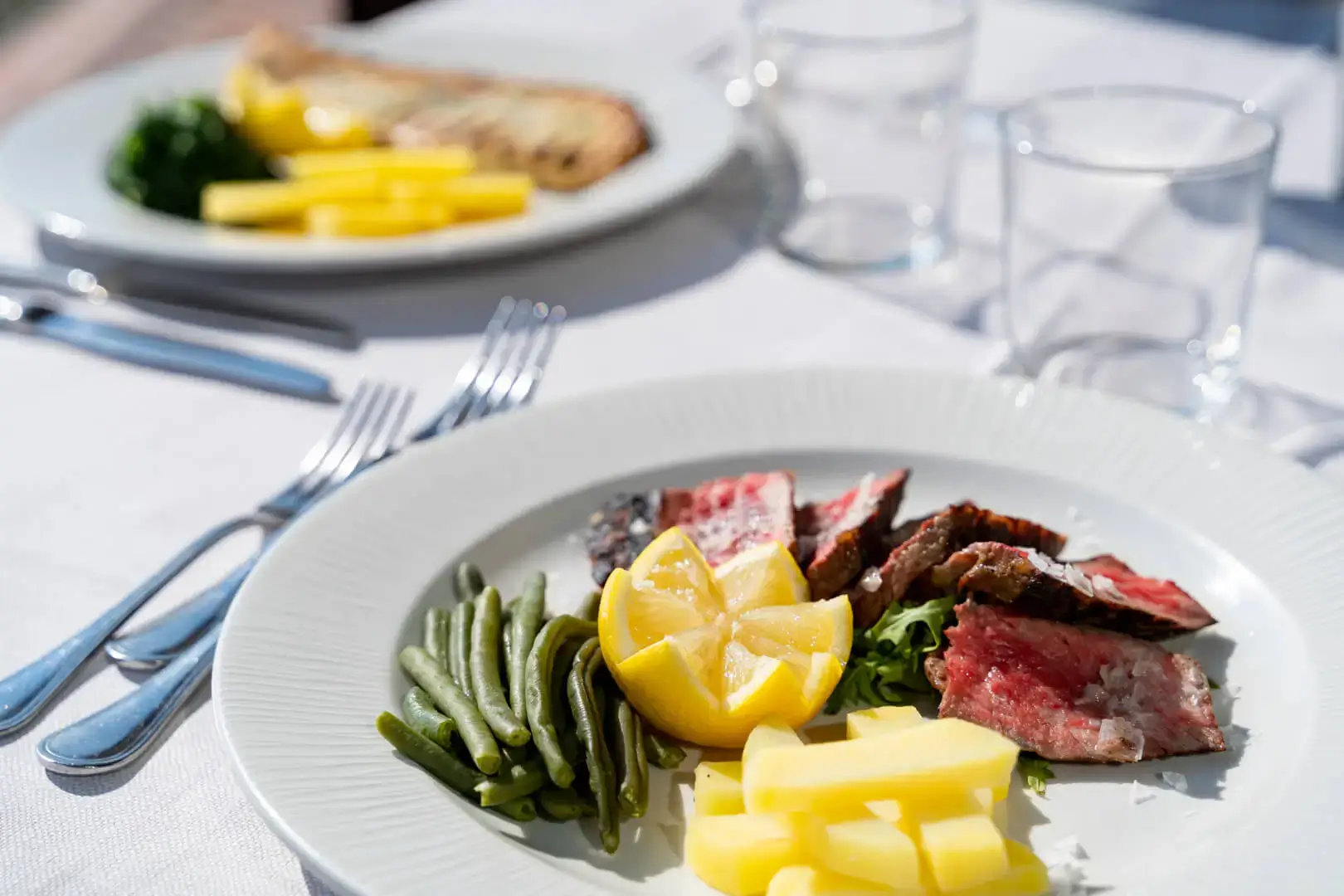 Piatti di carne e contorni al sole.