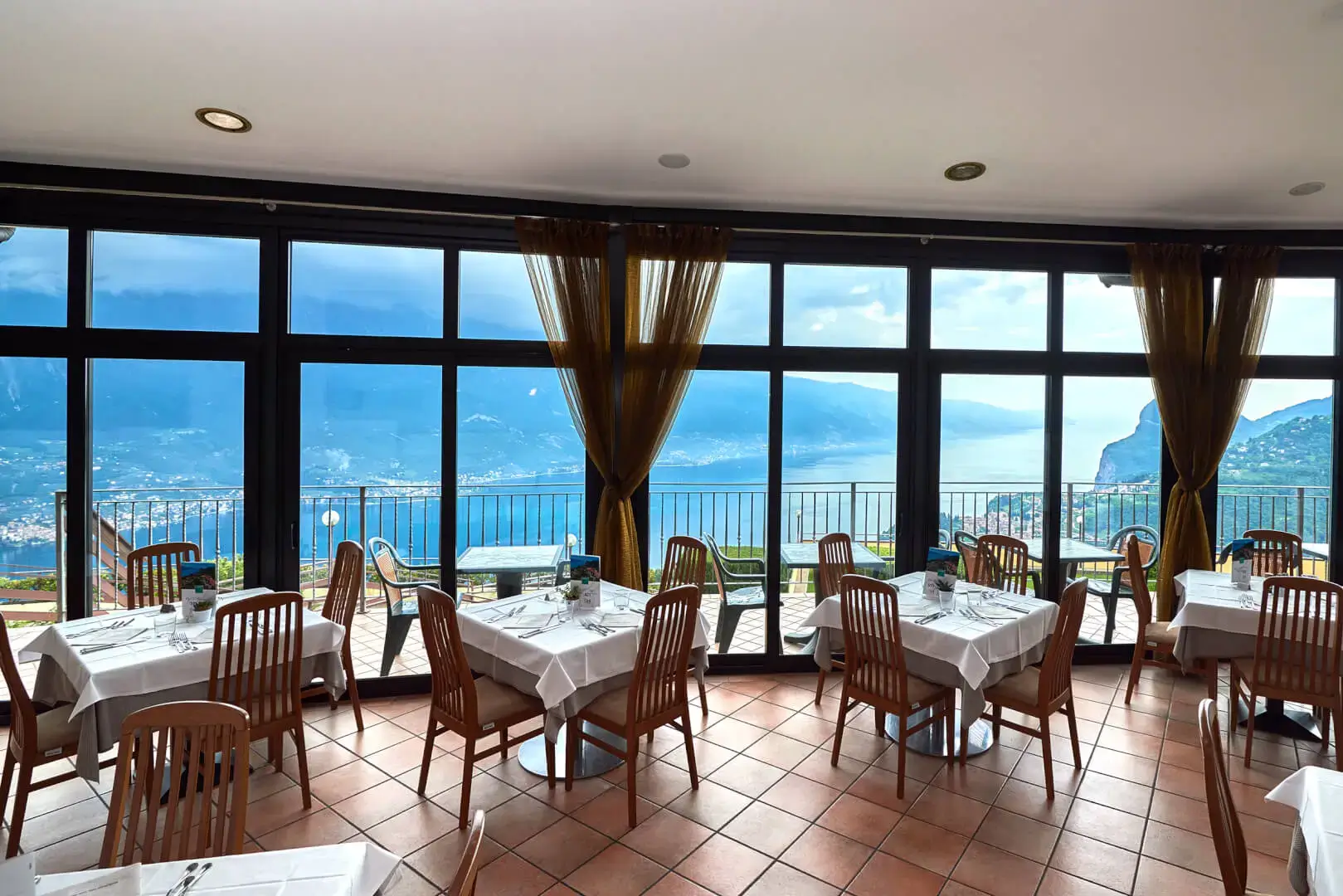 Ristorante elegante con vista panoramica sul lago.