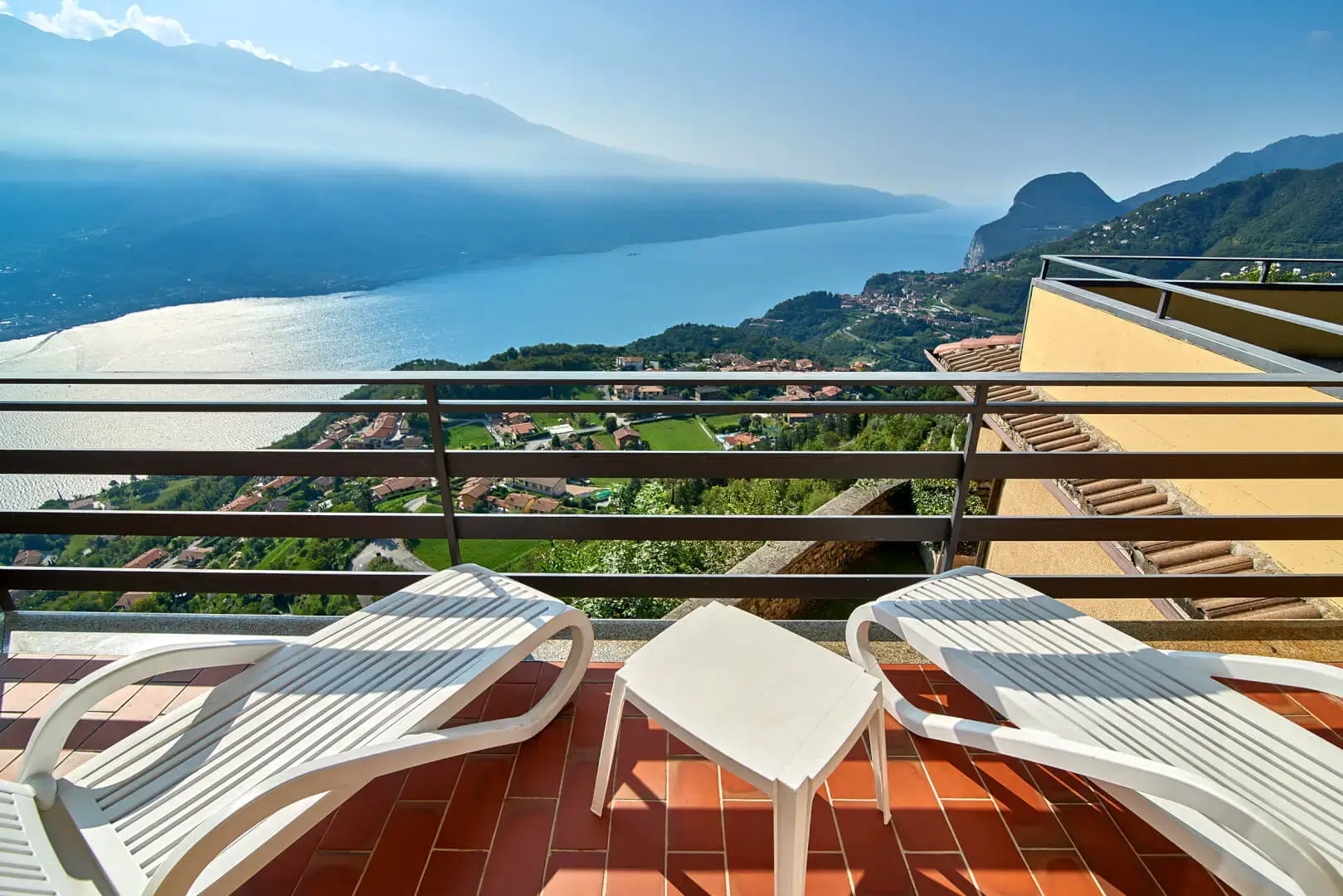Terrazza con vista lago e sedie sdraio.
