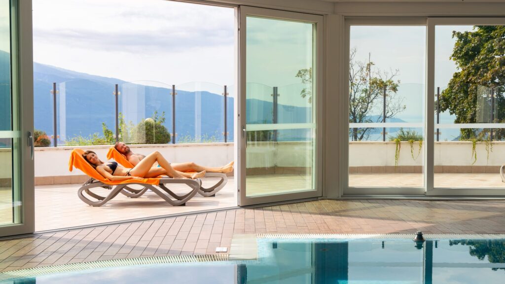 Ospiti rilassati su terrazzo panoramico